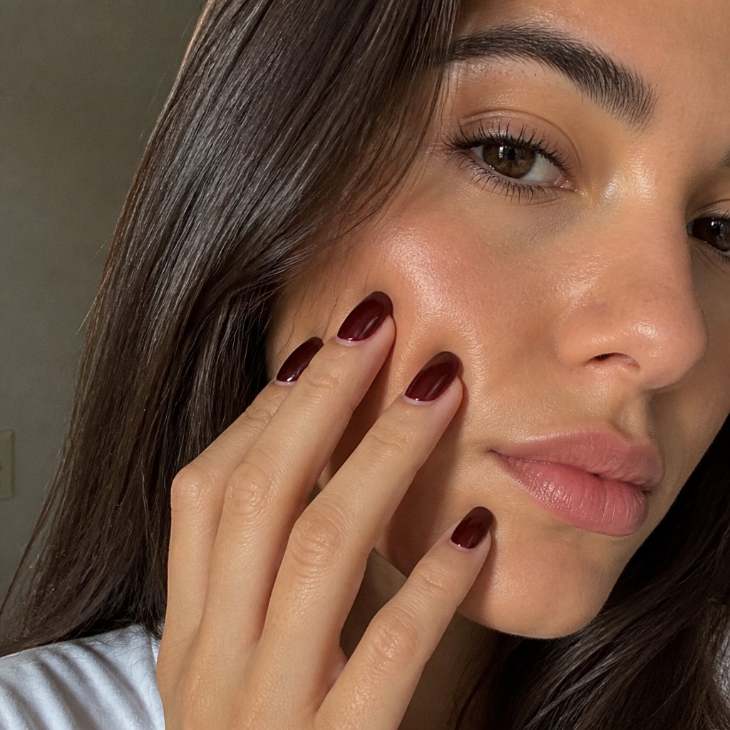 Manicura burdeos en primer plano